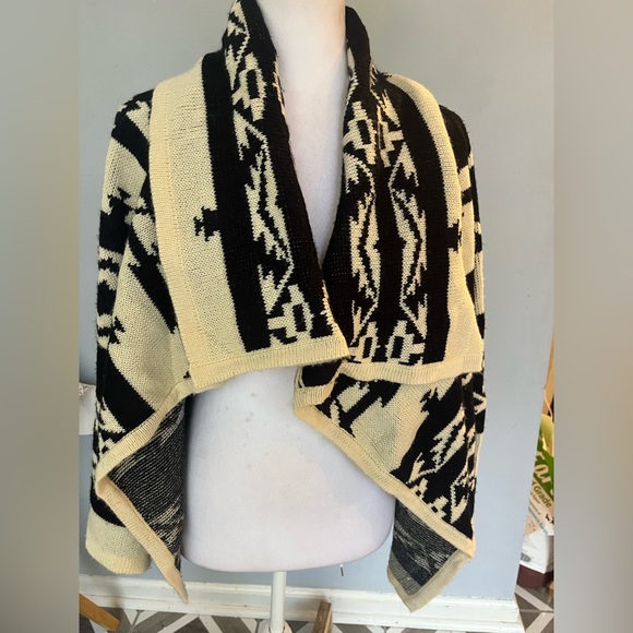Black and Cream Boho Aztec Patterned Women's Cardigan  Sweater Size Small - Picture 1 of 6